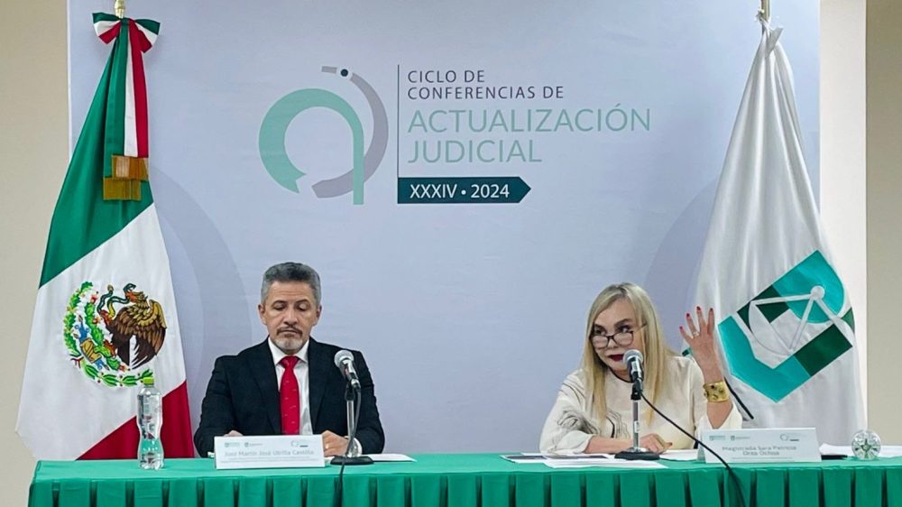 Fotografía del Moderador Juez Martín José Utrilla Castillo y la Ponente Magistrada Sara Patricia Orea Ochoa durante la conferencia