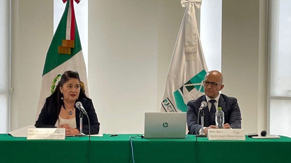 Fotografía del ponente Doctor Joaquín Merino Herrera y la moderadora Maestra Yolanda Rangel Balmaceda en conferencia