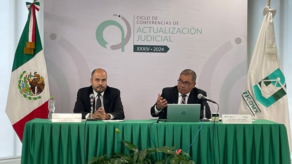 Fotografia del ponente Juez Óscar Cano Tejeda y el moderador Juez Gerardo Espinosa Zamora durante la conferencia