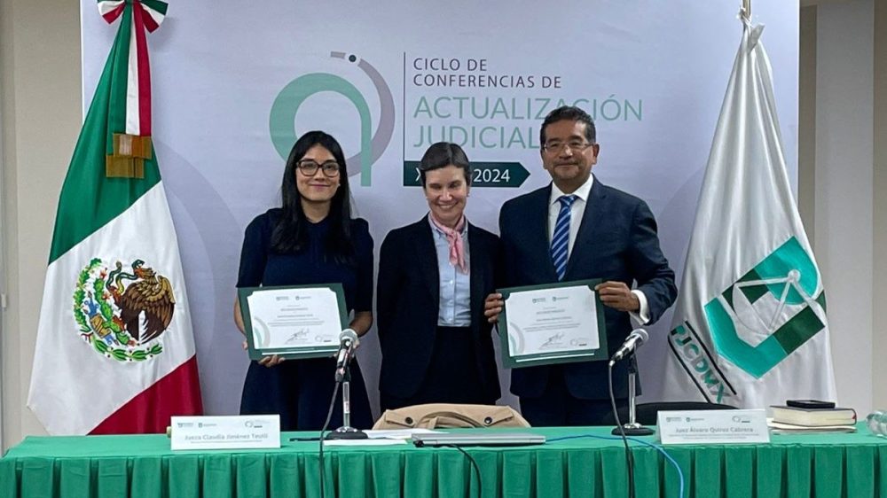 Fotografia de la Moderadora Jueza Claudia Jiménez Teutli, la directora general del instituto de estudios judiciales Paulina Cal y Mayor Turnbull y el Ponente Juez Álvaro Quiroz Cabrera