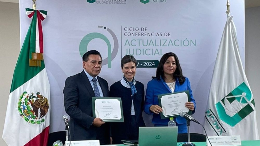 Fotografía del Moderador Juez Héctor González Estrada, la directora general del instituto de estudios judiciales Paulina Cal Y Mayor Turnbull y el Ponente Maestra Lourdes Zariñán Martínez